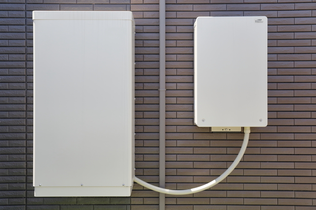 壁に設置された蓄電池設備とパワコン