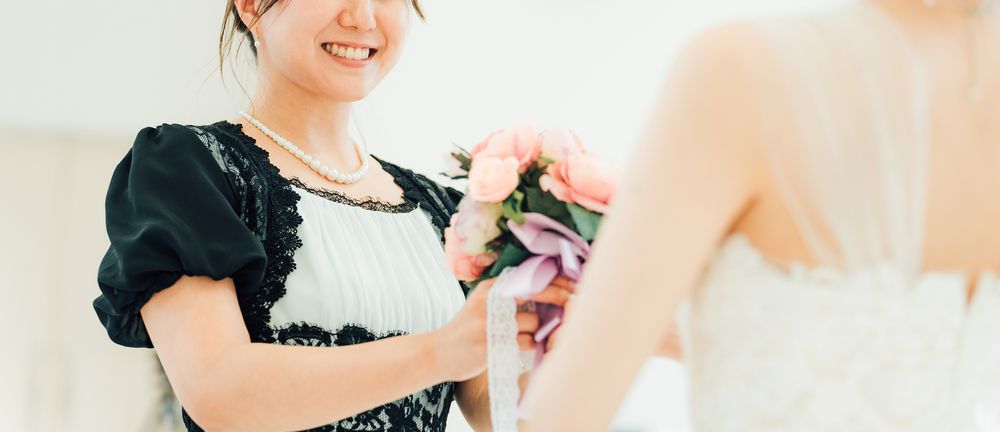 結婚式のお呼ばれドレスを着用する女性