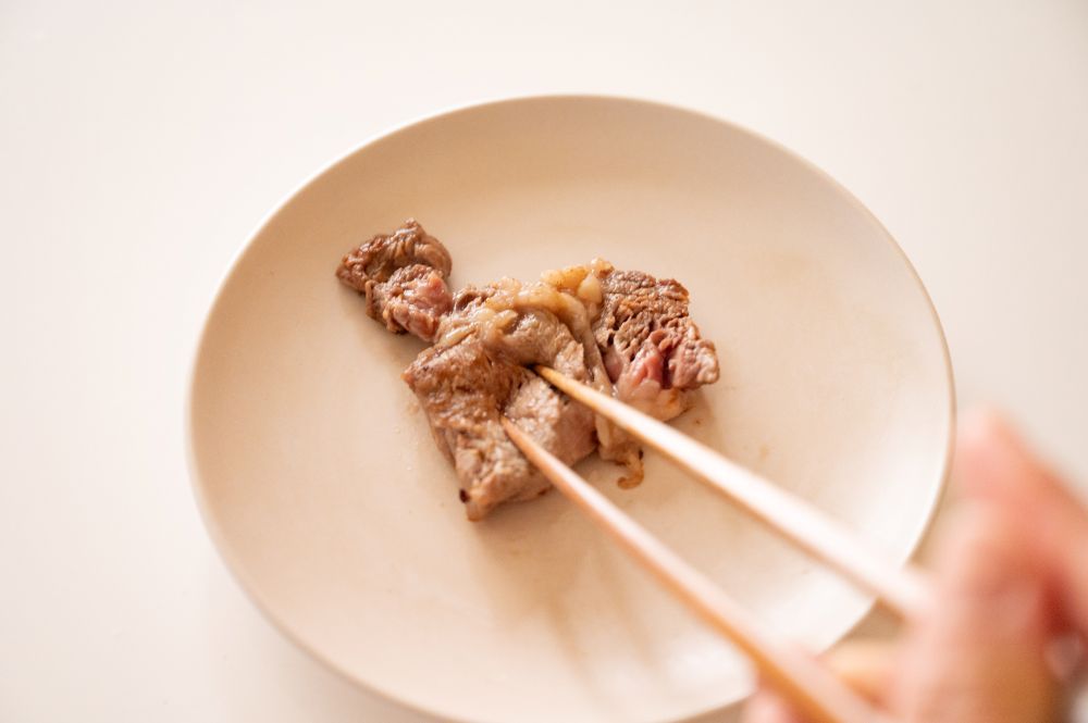 (4)舞茸：舞茸を刻み日本酒と合わせて1時間漬け込んだ肉