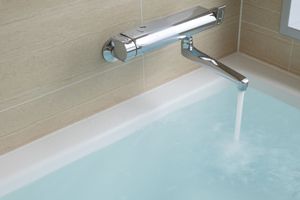 お風呂に水をためる