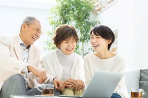 シニア夫婦 親子 パソコン ファミリーイメージ
