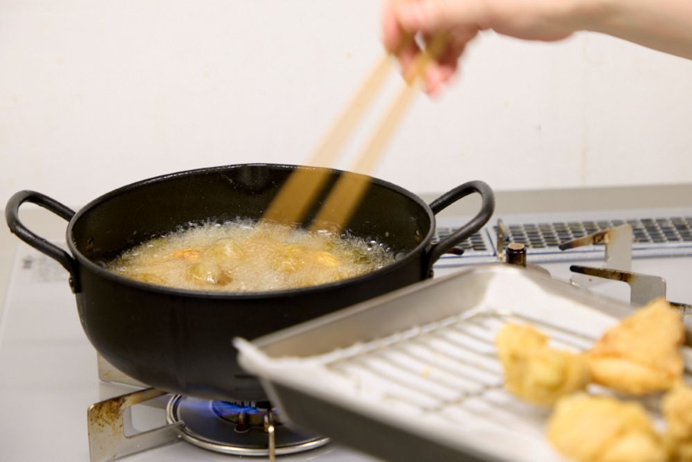 唐揚げを余熱で休ませているところ