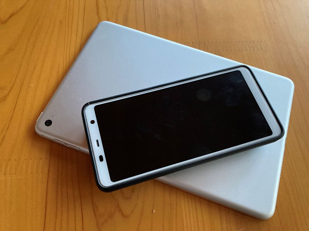 タブレットと携帯電話