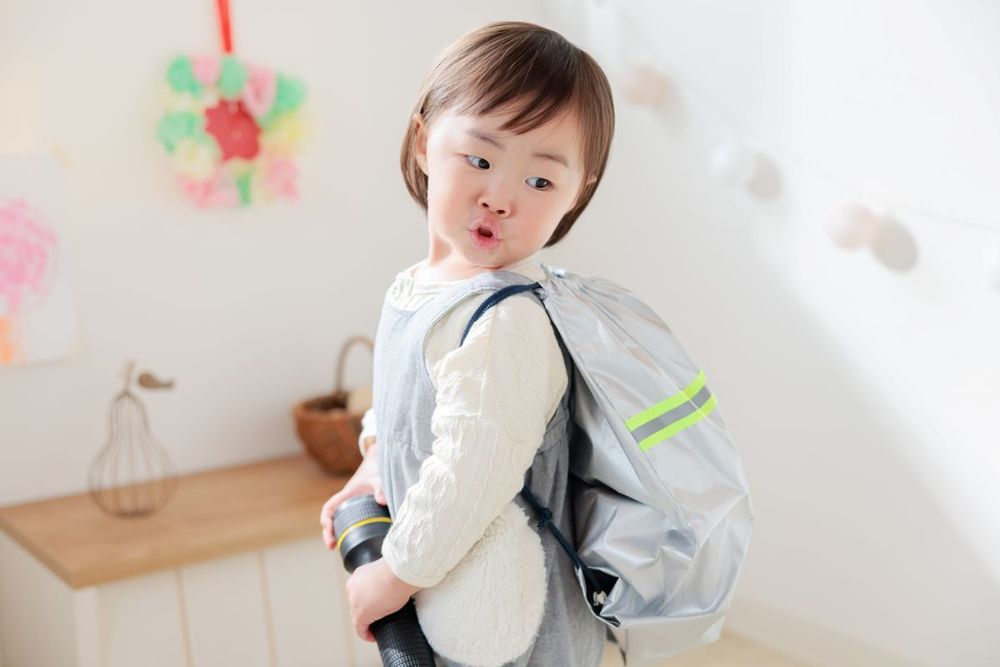  乳幼児に非常用持ち出し袋を背負わせる