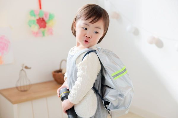  乳幼児に非常用持ち出し袋を背負わせる