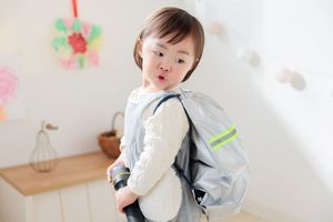  乳幼児に非常用持ち出し袋を背負わせる