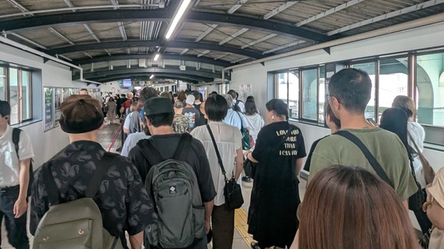 イベントに向かう人々