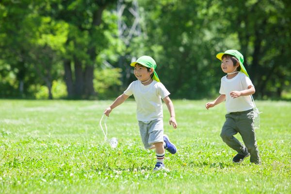 芝生で遊ぶ子ども