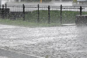水飛沫を激しく飛び散らせて降る集中豪雨