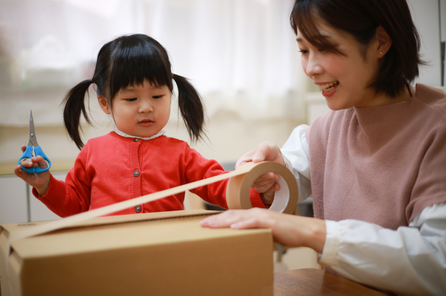 梱包作業する親子