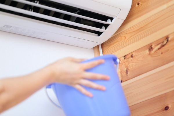 エアコンから水漏れする原因は？自分でできる応急処置と注意点
