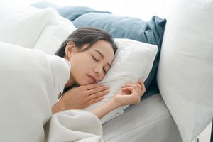 ベッドで眠る女性