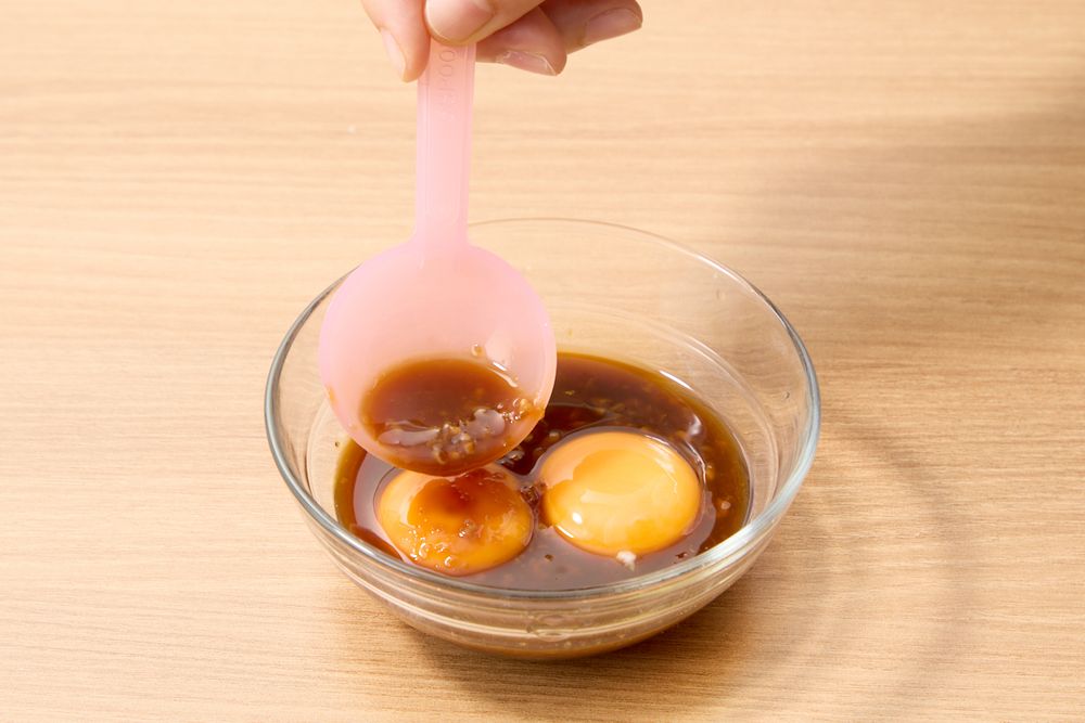 生姜醤油麹に卵黄にかけるところ
