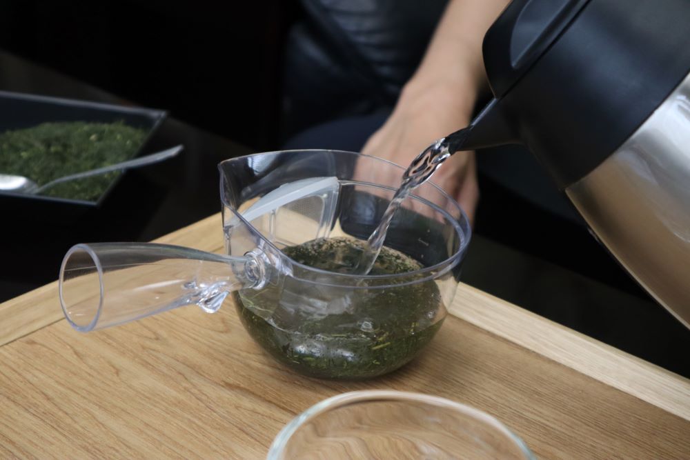 お茶と男性の手元