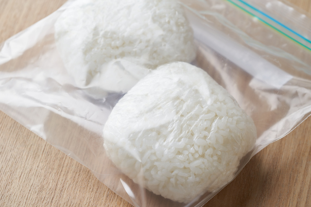 保存用にラップに包んだご飯