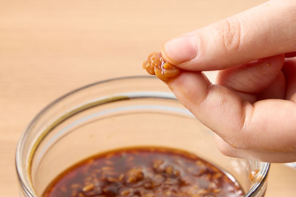 米麹を潰してできあがりを確認しているところ