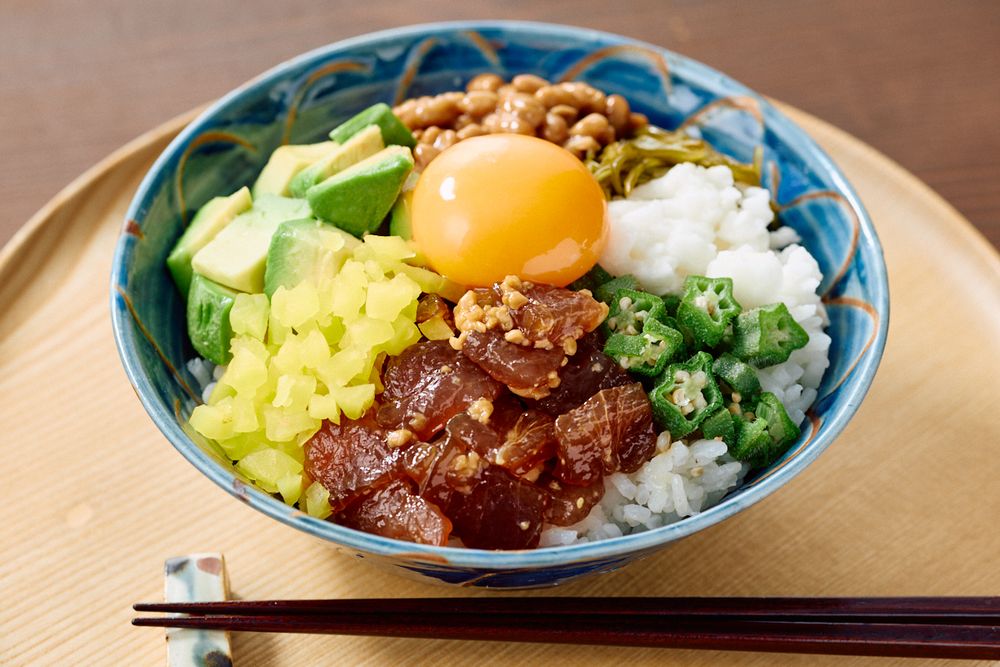 醤油麹漬けマグロのばくだん丼