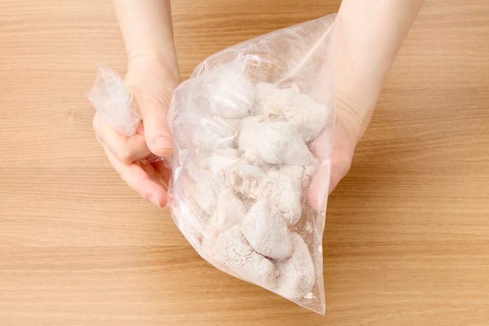 醬油麹唐揚げに粉をまぶすところ6