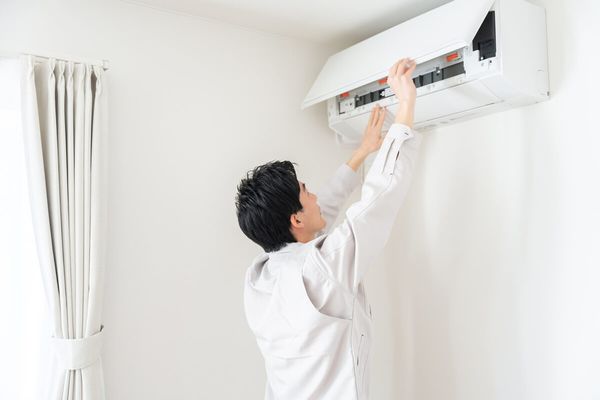 エアコンがつかないときの原因と対処法｜修理・買い替えの判断ポイント