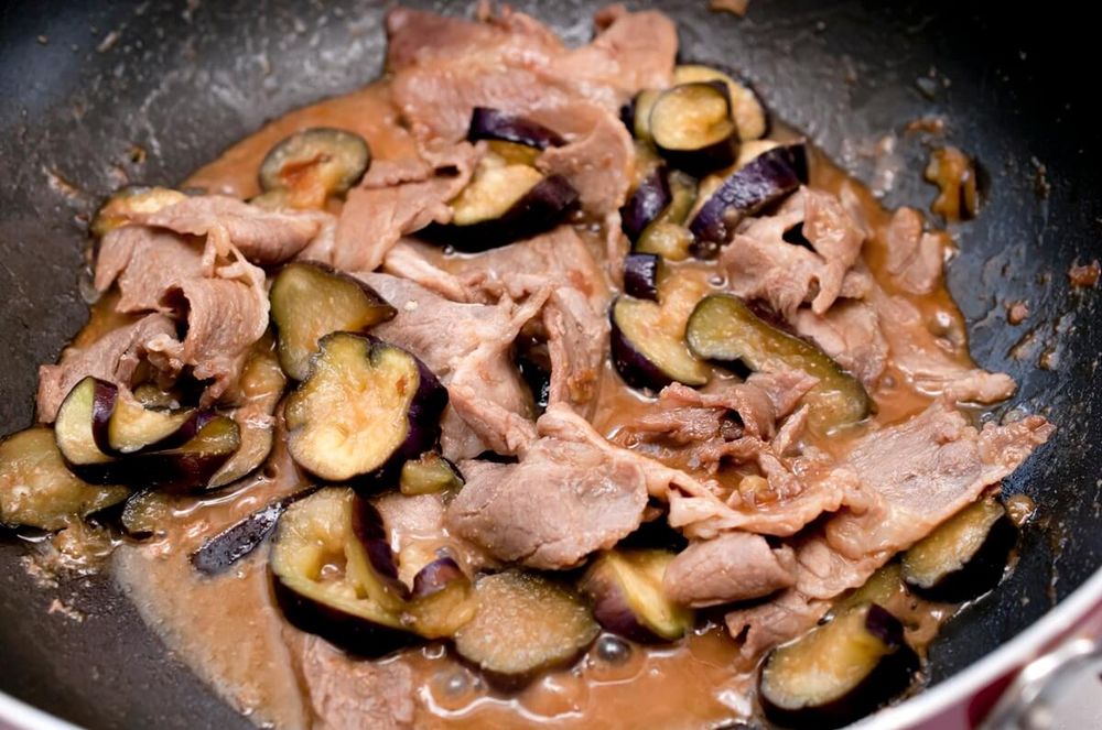 調理中の茄子と豚肉のみそ炒め