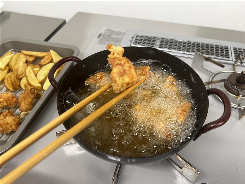唐揚げがカラッと揚がった様子