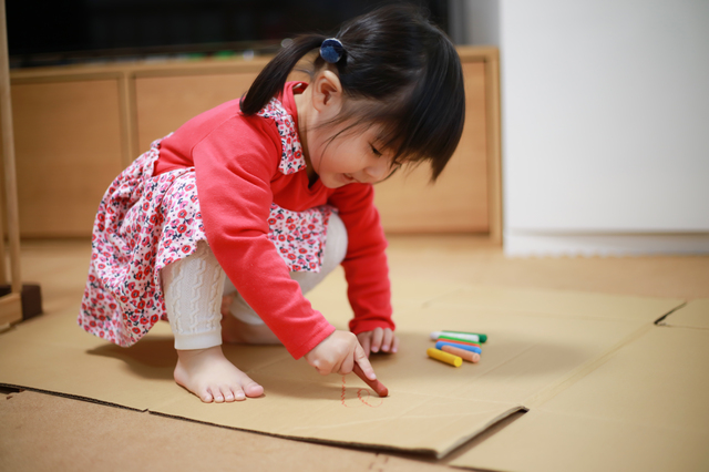 段ボールに絵を描く女の子