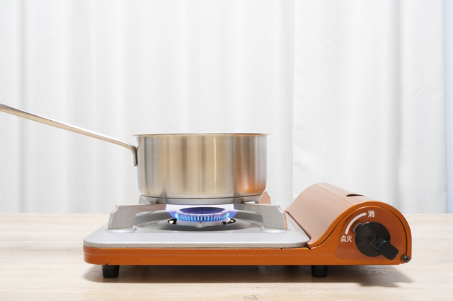 災害時にも使えるカセットコンロでお湯を沸かす