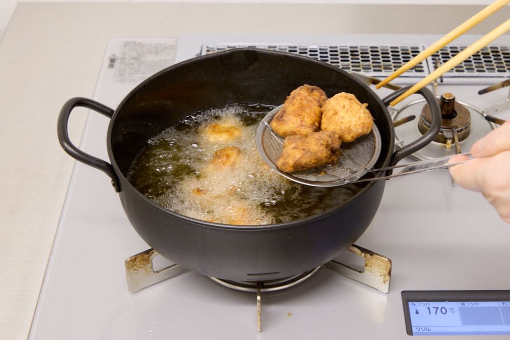 醬油麹唐揚げを揚げるところ