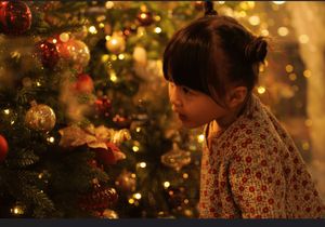 クリスマスツリーと女の子