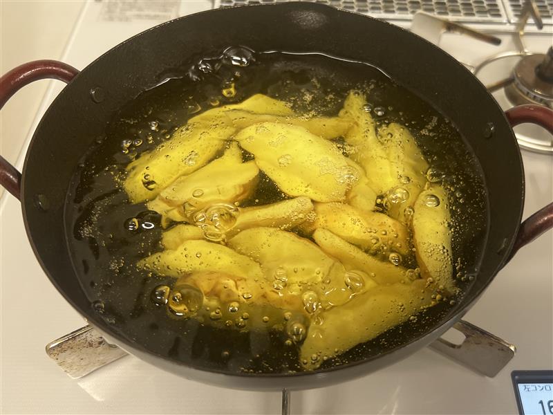 ジャガイモを油で揚げているところ