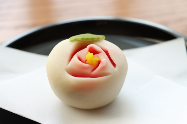: 黒い菓子皿にバラの花を表した美しい上生菓子