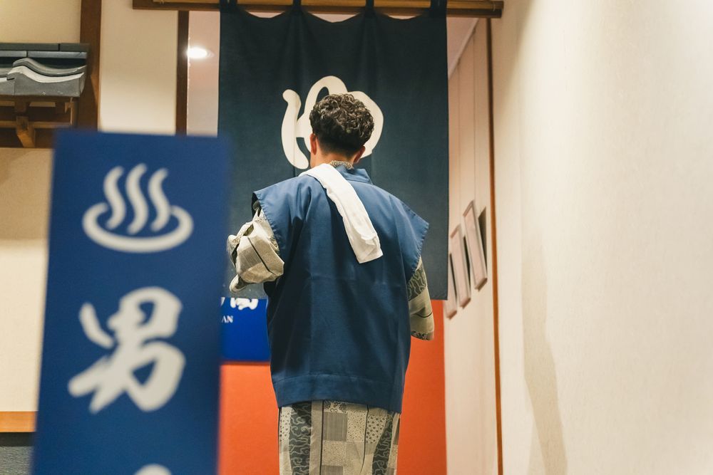 お風呂で疲れを感じている男性