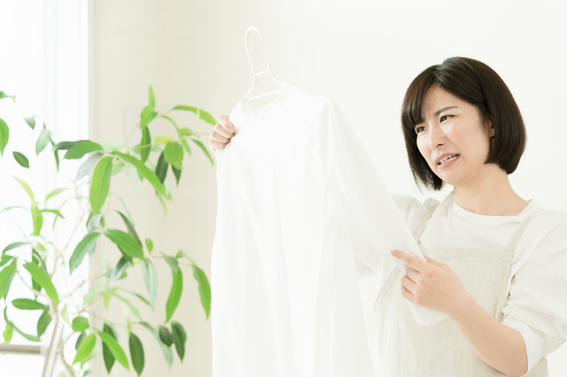 洗濯物をチェックする女性