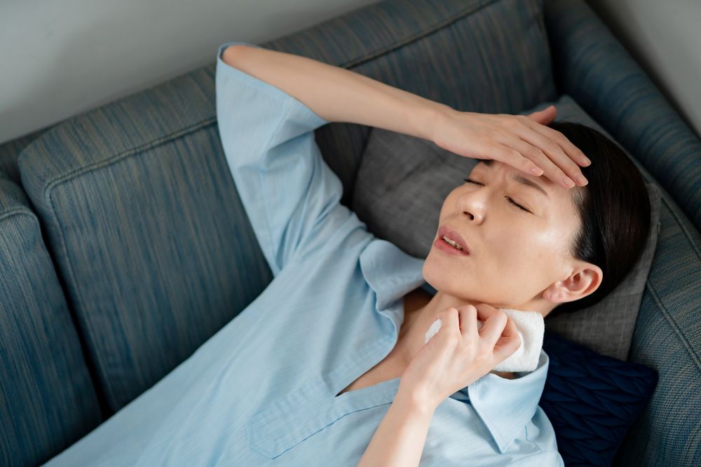 お風呂上がりで疲れている女性