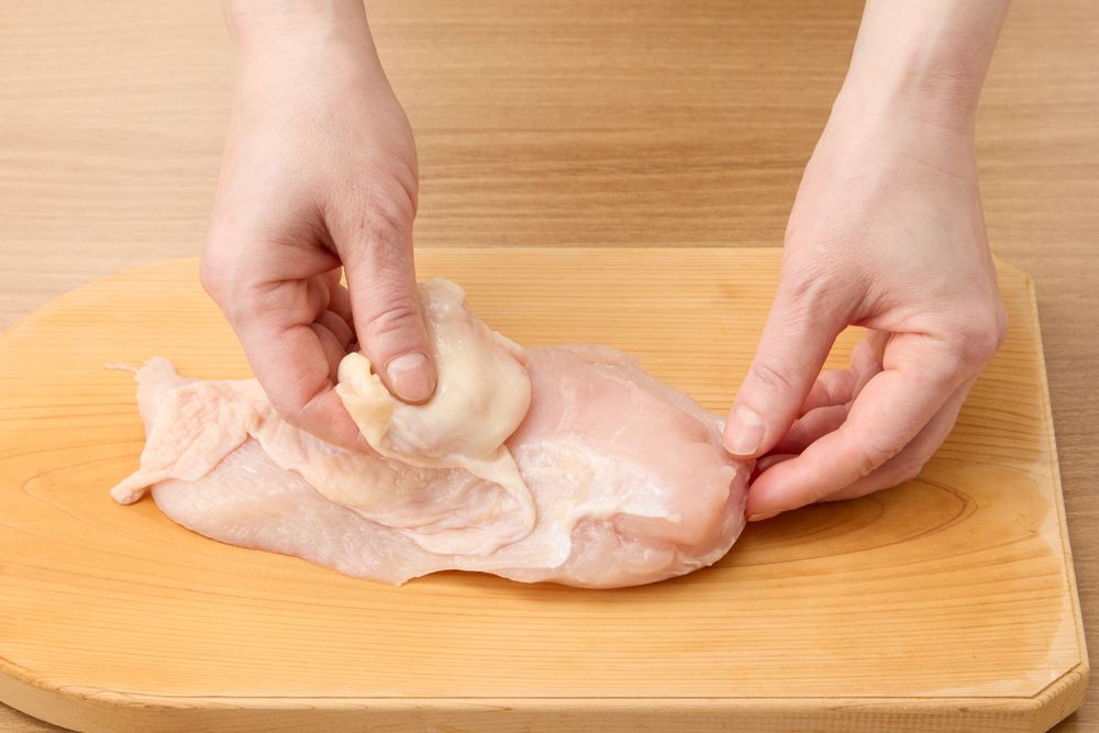 鶏むね肉の皮をはがしているところ