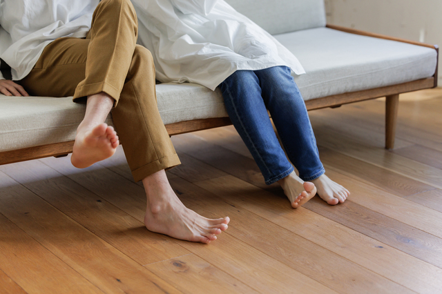 ソファでくつろぐ男女　パーツカット