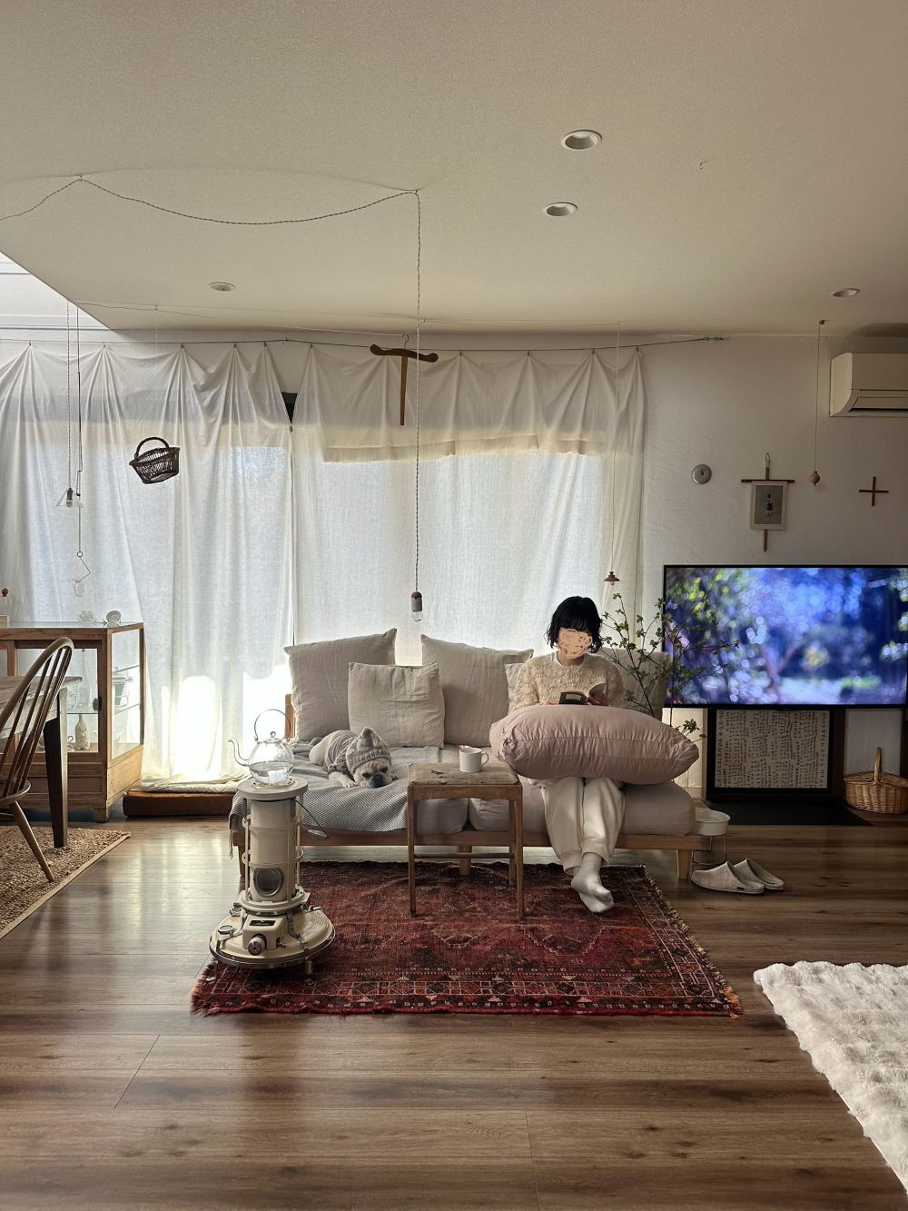 リビングで過ごすフレンチブルドッグのクルン君