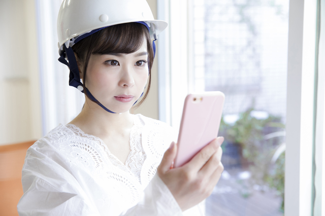 災害通知を見る女性