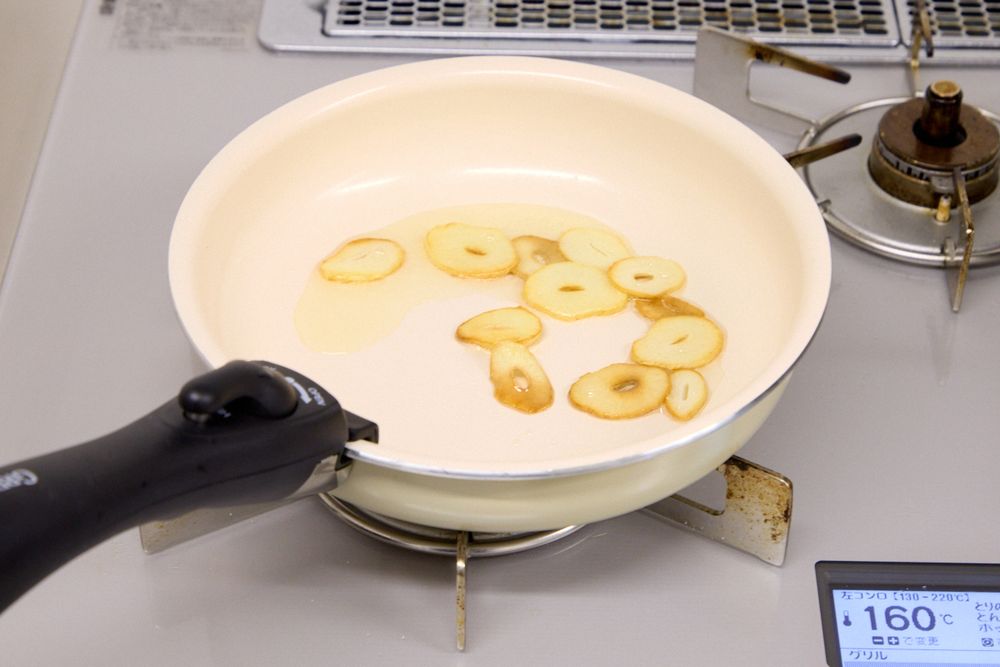 きつね色になったニンニクスライス