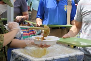 自衛隊の炊き出し訓練　カレーライス