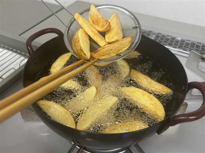 フライドポテトを揚げているところ