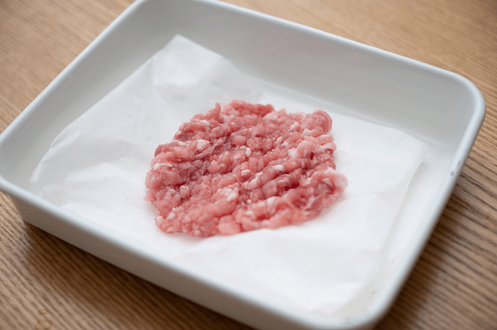 小間切れをたたいてひき肉にする