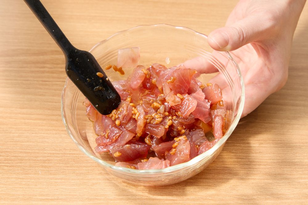 マグロと醤油麹を混ぜるところ