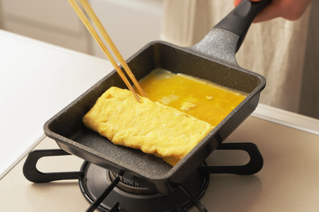ガスコンロで卵焼きを焼いているところ