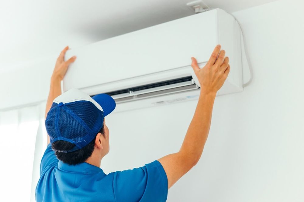 エアコン取り付け費用の相場は？追加工事・取り外しの料金と安くする方法