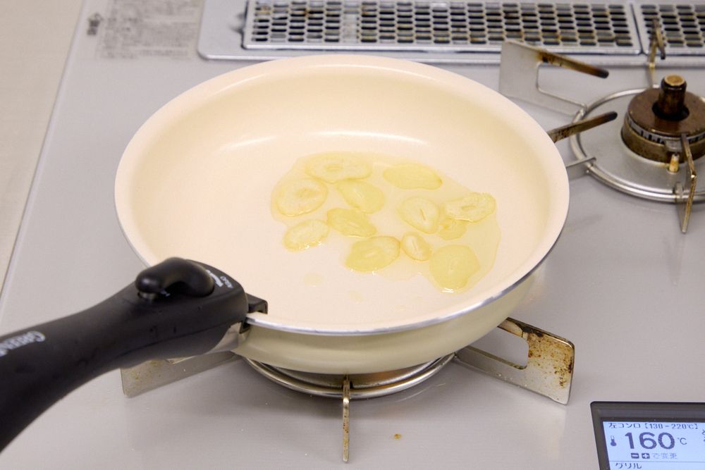 フライパンでニンニクスライスを熱しているところ