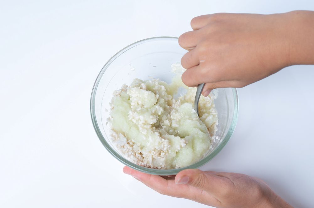 すりおろし玉ねぎ、米麹、塩