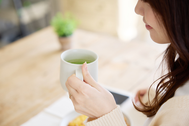 朝食をとる女性
