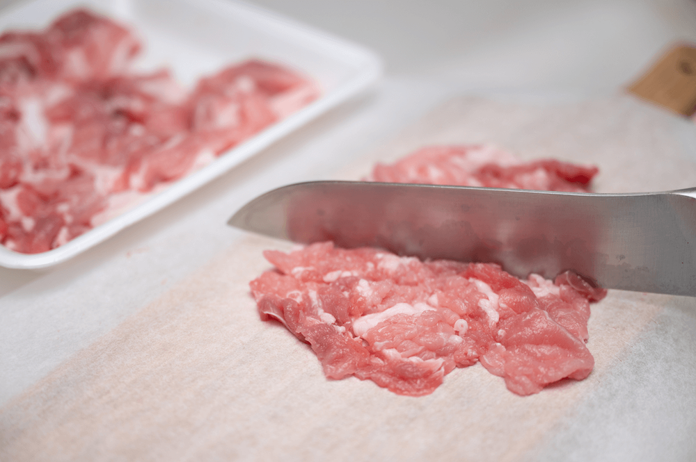 豚肉を包丁でたたく