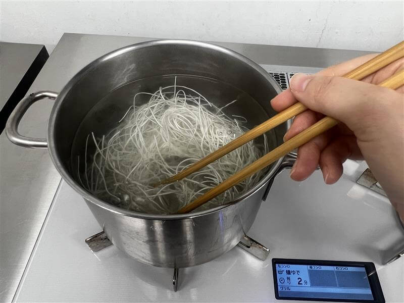 麺ゆでモードで麺をゆでているところ